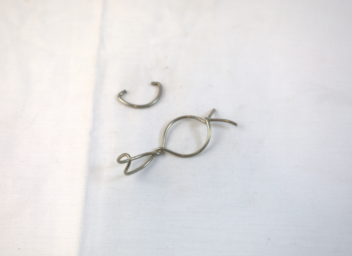 Tykk metalltråd i to deler. 