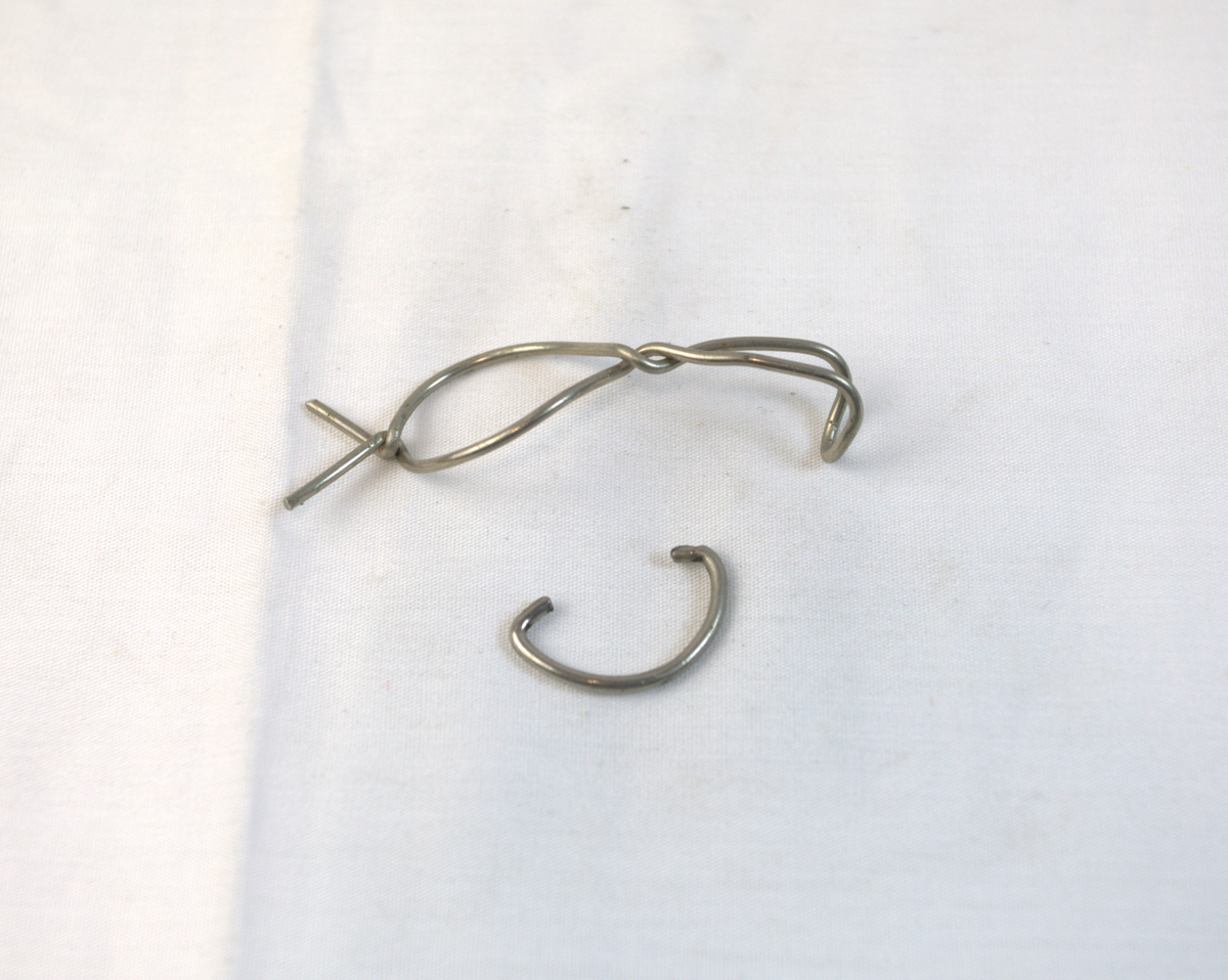 Tykk metalltråd i to deler. 