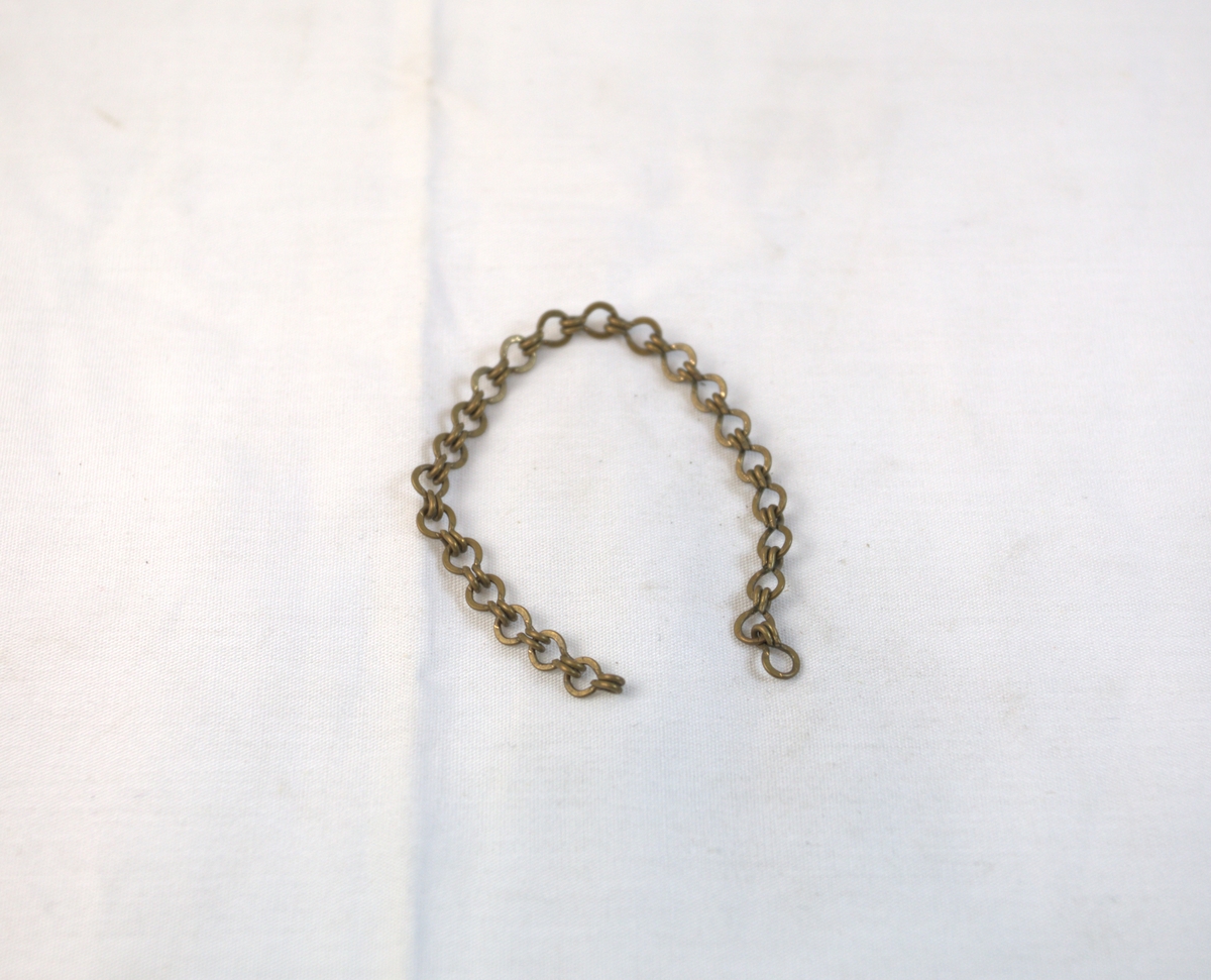 Messinglenke, eksempelvis til armbånd eller lenke til ur. Det er laget med små ringer som er hektet i sammen.