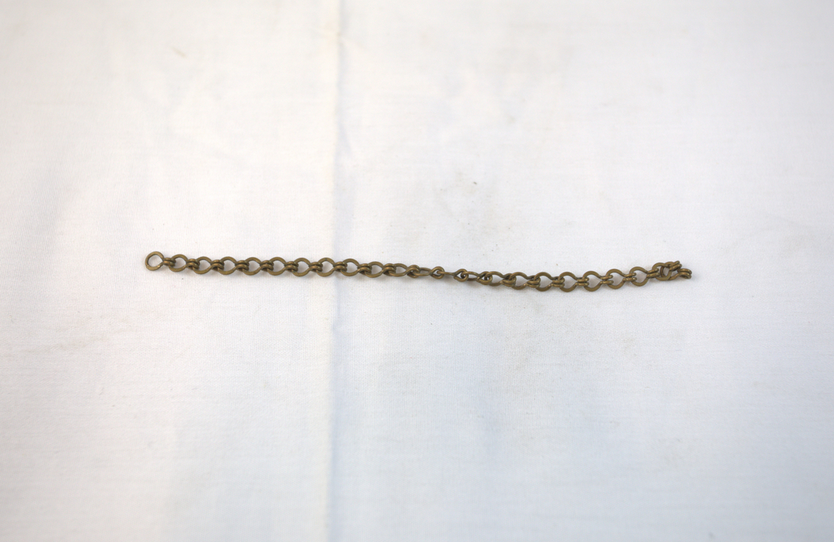 Messinglenke, eksempelvis til armbånd eller lenke til ur. Det er laget med små ringer som er hektet i sammen.