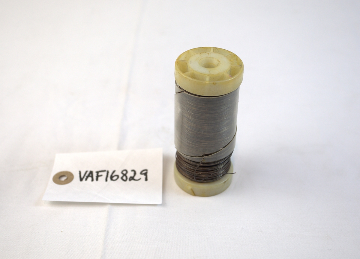 Ståltråd med bakelittsnelle. Det er også et gjennomsiktig plast/bakelitt-deksel rundt metalltråden.