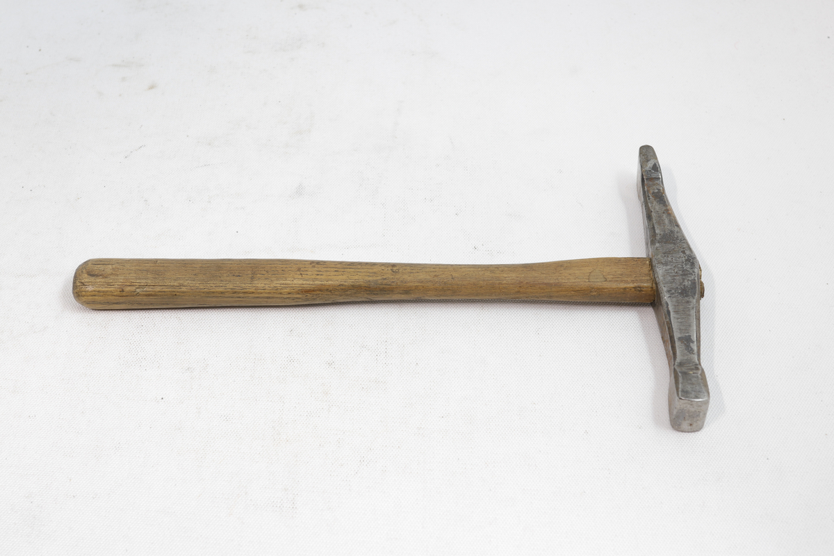 Hammer med skaft i tre og hammerhode i metall.
