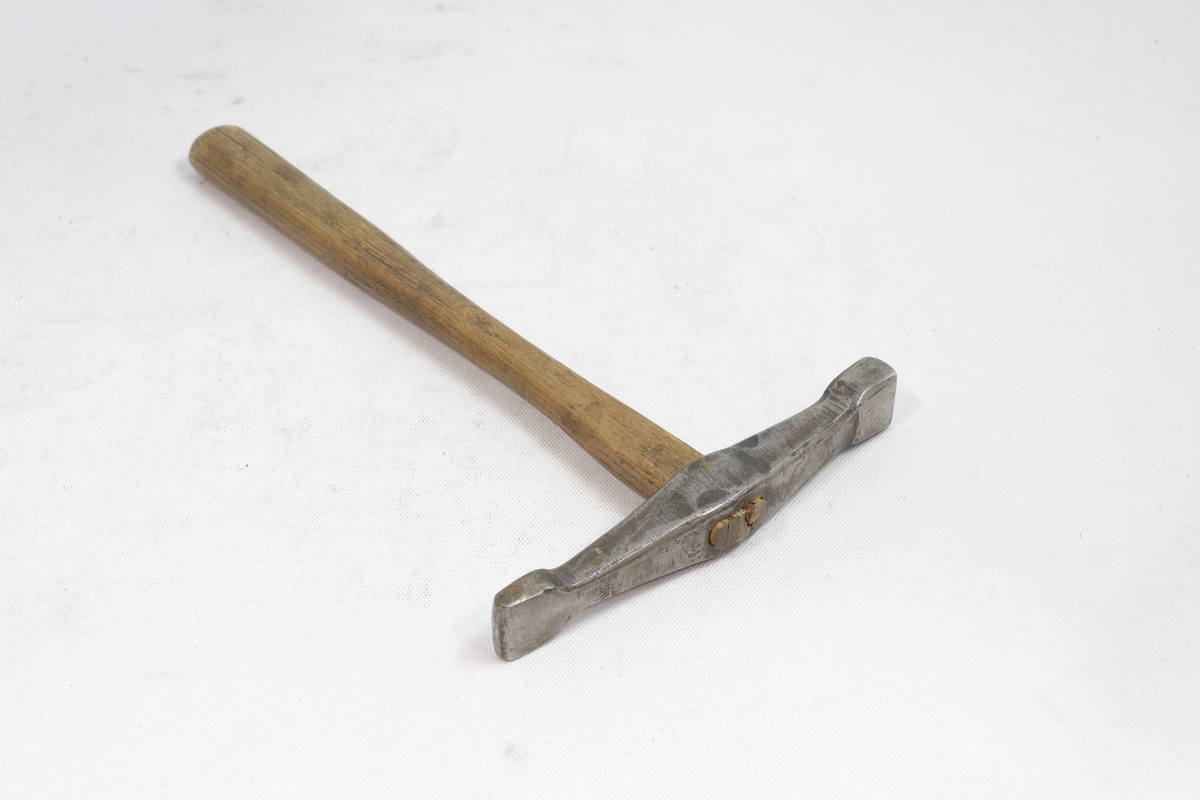 Hammer med skaft i tre og hammerhode i metall.