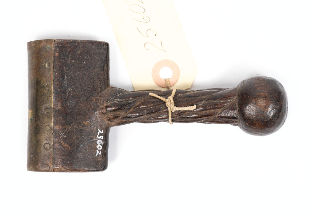 Sömstrykare med dekorerat skaft. Har använts för att styka ut beck med vid segelsömmeri.