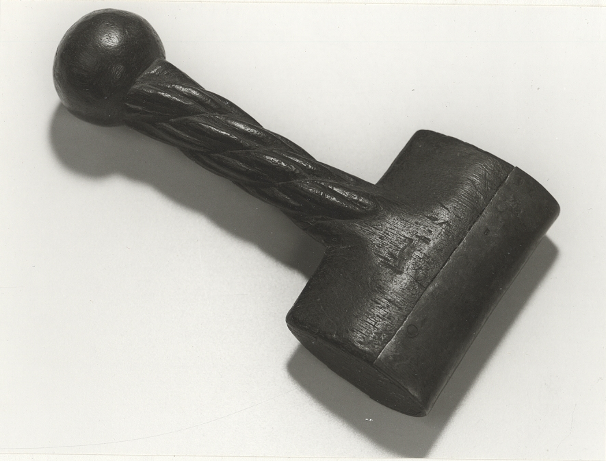 Sömstrykare med dekorerat skaft. Har använts för att styka ut beck med vid segelsömmeri.