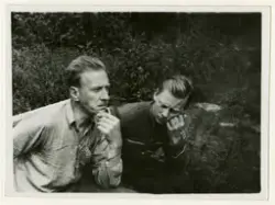 Foto av motstandsmann i Milorg Erling Solberg til venstre og ukjent mann

Foto tatt i forbindelse med ettersøk av to rømte forbrytere fra Opstad tvangsarbeidsleir, hvor den ene var Rolf Erling Knutsen "Rottenikken" og den andre en ukjent mann. Både Milorg og NS tok opp søket etter rømlingene sommeren 1944.

Påskrift i albumark 1:

Politiets stikkbrev (etterlysning) etter "Rottenikken":

Rolf Erling Knutsen "Rottenikken" 10/10-12 Skien, Mørkebl. tynt hår, lav panne, mørkebl. ø-bryn, rett nese, bred kraftig hake, frisk ans. mørk ans.-farve,. Iført grå vadmelue, blå busserul, grå genser m/ hvit ring rundt, mørkeblå dongerybukser og trebunnstøvler. Rømt anl. 13/5

Påskrift i albumark 2:

Under en omfattende aksjon for å finne ut av hvem som skjulte seg bak navnet "Odd Klever" sommer/høst 1944, ble innfanget en stakkar som hadde rømt fra Opstad tvangsarbeidsleir i Jæren. "Odd Klever" var Gestapos dekknavn på en av sine agenter som var i ferd med å etablere en angiverliga i Vestfold/Telemark/Agder/Buskerud. 

Stakkaren som ble innfanget var Rolf Erling Knutsen, bedre kjent under tilnavnet "Rottenikken". Knutsen var i lag med en rømling fra arbeidstjenesten, viste deg seg etterhvert. Ledsageren var fra Bø i Telemark. For å finne ut hvem de to var, ble det tatt fingeravtrykk og diverse fotos. I konferanse med politifullmektig Ragnar Blekeli, Skiens politikammer, ble "Rottenikkens" identitet klarlagt.