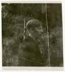 Kriminalportrett tatt av mistenkt mann rømt fra Opstad tvangsarbeidsleir

Foto tatt i forbindelse med ettersøk av to rømte forbrytere fra Opstad tvangsarbeidsleir, hvor den ene var Rolf Erling Knutsen "Rottenikken" og den andre en ukjent mann. Både Milorg og NS tok opp søket etter rømlingene sommeren 1944.

Påskrift i albumark 1:

Politiets stikkbrev (etterlysning) etter "Rottenikken":

Rolf Erling Knutsen "Rottenikken" 10/10-12 Skien, Mørkebl. tynt hår, lav panne, mørkebl. ø-bryn, rett nese, bred kraftig hake, frisk ans. mørk ans.-farve,. Iført grå vadmelue, blå busserul, grå genser m/ hvit ring rundt, mørkeblå dongerybukser og trebunnstøvler. Rømt anl. 13/5

Påskrift i albumark 2:

Under en omfattende aksjon for å finne ut av hvem som skjulte seg bak navnet "Odd Klever" sommer/høst 1944, ble innfanget en stakkar som hadde rømt fra Opstad tvangsarbeidsleir i Jæren. "Odd Klever" var Gestapos dekknavn på en av sine agenter som var i ferd med å etablere en angiverliga i Vestfold/Telemark/Agder/Buskerud. 

Stakkaren som ble innfanget var Rolf Erling Knutsen, bedre kjent under tilnavnet "Rottenikken". Knutsen var i lag med en rømling fra arbeidstjenesten, viste deg seg etterhvert. Ledsageren var fra Bø i Telemark. For å finne ut hvem de to var, ble det tatt fingeravtrykk og diverse fotos. I konferanse med politifullmektig Ragnar Blekeli, Skiens politikammer, ble "Rottenikkens" identitet klarlagt.