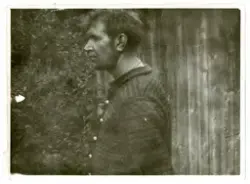 Foto av "Rottenikken" Rolf Erling Knutsen (1912 - 1976)

Foto tatt i forbindelse med ettersøk av to rømte forbrytere fra Opstad tvangsarbeidsleir, hvor den ene var Rolf Erling Knutsen "Rottenikken" og den andre en ukjent mann. Både Milorg og NS tok opp søket etter rømlingene sommeren 1944.

Påskrift i albumark 1:

Politiets stikkbrev (etterlysning) etter "Rottenikken":

Rolf Erling Knutsen "Rottenikken" 10/10-12 Skien, Mørkebl. tynt hår, lav panne, mørkebl. ø-bryn, rett nese, bred kraftig hake, frisk ans. mørk ans.-farve,. Iført grå vadmelue, blå busserul, grå genser m/ hvit ring rundt, mørkeblå dongerybukser og trebunnstøvler. Rømt anl. 13/5

Påskrift i albumark 2:

Under en omfattende aksjon for å finne ut av hvem som skjulte seg bak navnet "Odd Klever" sommer/høst 1944, ble innfanget en stakkar som hadde rømt fra Opstad tvangsarbeidsleir i Jæren. "Odd Klever" var Gestapos dekknavn på en av sine agenter som var i ferd med å etablere en angiverliga i Vestfold/Telemark/Agder/Buskerud. 

Stakkaren som ble innfanget var Rolf Erling Knutsen, bedre kjent under tilnavnet "Rottenikken". Knutsen var i lag med en rømling fra arbeidstjenesten, viste deg seg etterhvert. Ledsageren var fra Bø i Telemark. For å finne ut hvem de to var, ble det tatt fingeravtrykk og diverse fotos. I konferanse med politifullmektig Ragnar Blekeli, Skiens politikammer, ble "Rottenikkens" identitet klarlagt.