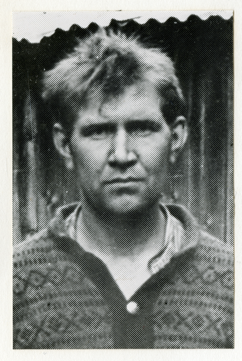 Trykk av "Rottenikken" Rolf Erling Knutsen. Antagelig fra bok eller avis 

Foto tatt i forbindelse med ettersøk av to rømte forbrytere fra Opstad tvangsarbeidsleir, hvor den ene var Rolf Erling Knutsen "Rottenikken" og den andre en ukjent mann. Både Milorg og NS tok opp søket etter rømlingene sommeren 1944.

Påskrift i albumark 1:

Politiets stikkbrev (etterlysning) etter "Rottenikken":

Rolf Erling Knutsen "Rottenikken" 10/10-12 Skien, Mørkebl. tynt hår, lav panne, mørkebl. ø-bryn, rett nese, bred kraftig hake, frisk ans. mørk ans.-farve,. Iført grå vadmelue, blå busserul, grå genser m/ hvit ring rundt, mørkeblå dongerybukser og trebunnstøvler. Rømt anl. 13/5

Påskrift i albumark 2:

Under en omfattende aksjon for å finne ut av hvem som skjulte seg bak navnet "Odd Klever" sommer/høst 1944, ble innfanget en stakkar som hadde rømt fra Opstad tvangsarbeidsleir i Jæren. "Odd Klever" var Gestapos dekknavn på en av sine agenter som var i ferd med å etablere en angiverliga i Vestfold/Telemark/Agder/Buskerud. 

Stakkaren som ble innfanget var Rolf Erling Knutsen, bedre kjent under tilnavnet "Rottenikken". Knutsen var i lag med en rømling fra arbeidstjenesten, viste deg seg etterhvert. Ledsageren var fra Bø i Telemark. For å finne ut hvem de to var, ble det tatt fingeravtrykk og diverse fotos. I konferanse med politifullmektig Ragnar Blekeli, Skiens politikammer, ble "Rottenikkens" identitet klarlagt.
