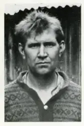 Trykk av "Rottenikken" Rolf Erling Knutsen. Antagelig fra bok eller avis 

Foto tatt i forbindelse med ettersøk av to rømte forbrytere fra Opstad tvangsarbeidsleir, hvor den ene var Rolf Erling Knutsen "Rottenikken" og den andre en ukjent mann. Både Milorg og NS tok opp søket etter rømlingene sommeren 1944.

Påskrift i albumark 1:

Politiets stikkbrev (etterlysning) etter "Rottenikken":

Rolf Erling Knutsen "Rottenikken" 10/10-12 Skien, Mørkebl. tynt hår, lav panne, mørkebl. ø-bryn, rett nese, bred kraftig hake, frisk ans. mørk ans.-farve,. Iført grå vadmelue, blå busserul, grå genser m/ hvit ring rundt, mørkeblå dongerybukser og trebunnstøvler. Rømt anl. 13/5

Påskrift i albumark 2:

Under en omfattende aksjon for å finne ut av hvem som skjulte seg bak navnet "Odd Klever" sommer/høst 1944, ble innfanget en stakkar som hadde rømt fra Opstad tvangsarbeidsleir i Jæren. "Odd Klever" var Gestapos dekknavn på en av sine agenter som var i ferd med å etablere en angiverliga i Vestfold/Telemark/Agder/Buskerud. 

Stakkaren som ble innfanget var Rolf Erling Knutsen, bedre kjent under tilnavnet "Rottenikken". Knutsen var i lag med en rømling fra arbeidstjenesten, viste deg seg etterhvert. Ledsageren var fra Bø i Telemark. For å finne ut hvem de to var, ble det tatt fingeravtrykk og diverse fotos. I konferanse med politifullmektig Ragnar Blekeli, Skiens politikammer, ble "Rottenikkens" identitet klarlagt.