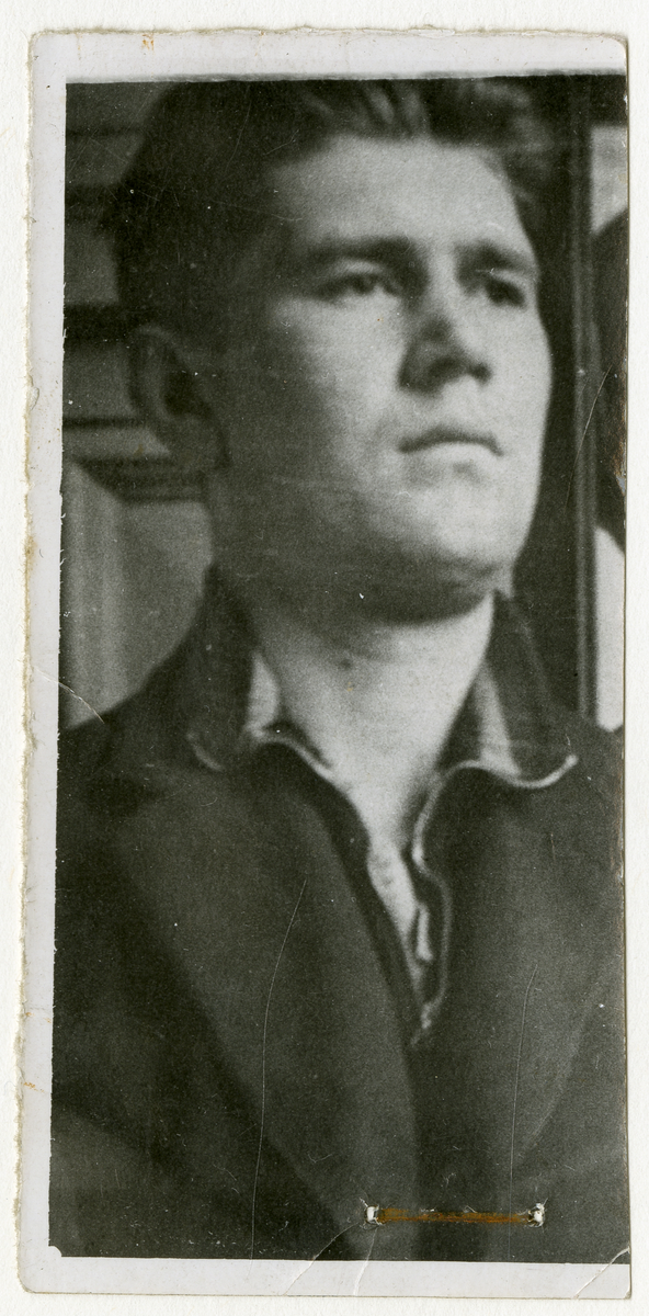 Foto av "Rottenikken" Rolf Erling Knutsen (1912 - 1976)

Foto tatt i forbindelse med ettersøk av to rømte forbrytere fra Opstad tvangsarbeidsleir, hvor den ene var Rolf Erling Knutsen "Rottenikken" og den andre en ukjent mann. Både Milorg og NS tok opp søket etter rømlingene sommeren 1944.

Påskrift i albumark 1:

Politiets stikkbrev (etterlysning) etter "Rottenikken":

Rolf Erling Knutsen "Rottenikken" 10/10-12 Skien, Mørkebl. tynt hår, lav panne, mørkebl. ø-bryn, rett nese, bred kraftig hake, frisk ans. mørk ans.-farve,. Iført grå vadmelue, blå busserul, grå genser m/ hvit ring rundt, mørkeblå dongerybukser og trebunnstøvler. Rømt anl. 13/5

Påskrift i albumark 2:

Under en omfattende aksjon for å finne ut av hvem som skjulte seg bak navnet "Odd Klever" sommer/høst 1944, ble innfanget en stakkar som hadde rømt fra Opstad tvangsarbeidsleir i Jæren. "Odd Klever" var Gestapos dekknavn på en av sine agenter som var i ferd med å etablere en angiverliga i Vestfold/Telemark/Agder/Buskerud. 

Stakkaren som ble innfanget var Rolf Erling Knutsen, bedre kjent under tilnavnet "Rottenikken". Knutsen var i lag med en rømling fra arbeidstjenesten, viste deg seg etterhvert. Ledsageren var fra Bø i Telemark. For å finne ut hvem de to var, ble det tatt fingeravtrykk og diverse fotos. I konferanse med politifullmektig Ragnar Blekeli, Skiens politikammer, ble "Rottenikkens" identitet klarlagt.