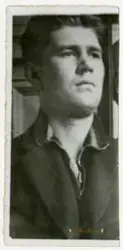 Foto av "Rottenikken" Rolf Erling Knutsen (1912 - 1976)

Foto tatt i forbindelse med ettersøk av to rømte forbrytere fra Opstad tvangsarbeidsleir, hvor den ene var Rolf Erling Knutsen "Rottenikken" og den andre en ukjent mann. Både Milorg og NS tok opp søket etter rømlingene sommeren 1944.

Påskrift i albumark 1:

Politiets stikkbrev (etterlysning) etter "Rottenikken":

Rolf Erling Knutsen "Rottenikken" 10/10-12 Skien, Mørkebl. tynt hår, lav panne, mørkebl. ø-bryn, rett nese, bred kraftig hake, frisk ans. mørk ans.-farve,. Iført grå vadmelue, blå busserul, grå genser m/ hvit ring rundt, mørkeblå dongerybukser og trebunnstøvler. Rømt anl. 13/5

Påskrift i albumark 2:

Under en omfattende aksjon for å finne ut av hvem som skjulte seg bak navnet "Odd Klever" sommer/høst 1944, ble innfanget en stakkar som hadde rømt fra Opstad tvangsarbeidsleir i Jæren. "Odd Klever" var Gestapos dekknavn på en av sine agenter som var i ferd med å etablere en angiverliga i Vestfold/Telemark/Agder/Buskerud. 

Stakkaren som ble innfanget var Rolf Erling Knutsen, bedre kjent under tilnavnet "Rottenikken". Knutsen var i lag med en rømling fra arbeidstjenesten, viste deg seg etterhvert. Ledsageren var fra Bø i Telemark. For å finne ut hvem de to var, ble det tatt fingeravtrykk og diverse fotos. I konferanse med politifullmektig Ragnar Blekeli, Skiens politikammer, ble "Rottenikkens" identitet klarlagt.