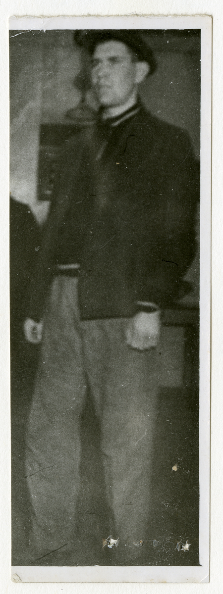 Foto av "Rottenikken" Rolf Erling Knutsen (1912 - 1976)

Foto fra politiets arkiv 

Påskrift:
"Rottenikken", fotos fra politiets arkiv 

Påskrift i albumark 1:

Politiets stikkbrev (etterlysning) etter "Rottenikken":

Rolf Erling Knutsen "Rottenikken" 10/10-12 Skien, Mørkebl. tynt hår, lav panne, mørkebl. ø-bryn, rett nese, bred kraftig hake, frisk ans. mørk ans.-farve,. Iført grå vadmelue, blå busserul, grå genser m/ hvit ring rundt, mørkeblå dongerybukser og trebunnstøvler. Rømt anl. 13/5

Påskrift i albumark 2:

Under en omfattende aksjon for å finne ut av hvem som skjulte seg bak navnet "Odd Klever" sommer/høst 1944, ble innfanget en stakkar som hadde rømt fra Opstad tvangsarbeidsleir i Jæren. "Odd Klever" var Gestapos dekknavn på en av sine agenter som var i ferd med å etablere en angiverliga i Vestfold/Telemark/Agder/Buskerud. 

Stakkaren som ble innfanget var Rolf Erling Knutsen, bedre kjent under tilnavnet "Rottenikken". Knutsen var i lag med en rømling fra arbeidstjenesten, viste deg seg etterhvert. Ledsageren var fra Bø i Telemark. For å finne ut hvem de to var, ble det tatt fingeravtrykk og diverse fotos. I konferanse med politifullmektig Ragnar Blekeli, Skiens politikammer, ble "Rottenikkens" identitet klarlagt.