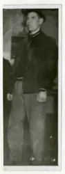 Foto av "Rottenikken" Rolf Erling Knutsen (1912 - 1976)

Foto fra politiets arkiv 

Påskrift:
"Rottenikken", fotos fra politiets arkiv 

Påskrift i albumark 1:

Politiets stikkbrev (etterlysning) etter "Rottenikken":

Rolf Erling Knutsen "Rottenikken" 10/10-12 Skien, Mørkebl. tynt hår, lav panne, mørkebl. ø-bryn, rett nese, bred kraftig hake, frisk ans. mørk ans.-farve,. Iført grå vadmelue, blå busserul, grå genser m/ hvit ring rundt, mørkeblå dongerybukser og trebunnstøvler. Rømt anl. 13/5

Påskrift i albumark 2:

Under en omfattende aksjon for å finne ut av hvem som skjulte seg bak navnet "Odd Klever" sommer/høst 1944, ble innfanget en stakkar som hadde rømt fra Opstad tvangsarbeidsleir i Jæren. "Odd Klever" var Gestapos dekknavn på en av sine agenter som var i ferd med å etablere en angiverliga i Vestfold/Telemark/Agder/Buskerud. 

Stakkaren som ble innfanget var Rolf Erling Knutsen, bedre kjent under tilnavnet "Rottenikken". Knutsen var i lag med en rømling fra arbeidstjenesten, viste deg seg etterhvert. Ledsageren var fra Bø i Telemark. For å finne ut hvem de to var, ble det tatt fingeravtrykk og diverse fotos. I konferanse med politifullmektig Ragnar Blekeli, Skiens politikammer, ble "Rottenikkens" identitet klarlagt.