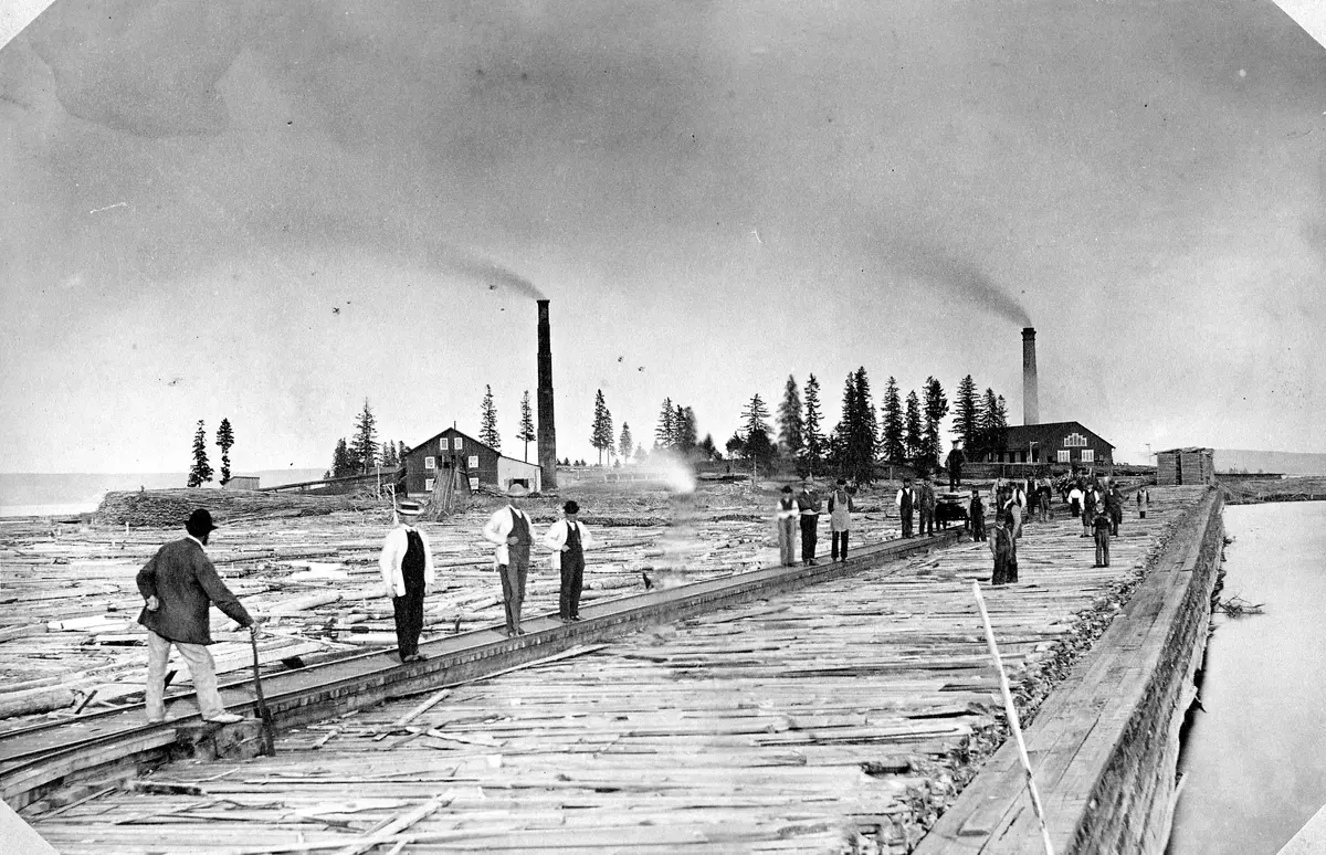 Sågverksmiljö i svartvitt, från Vivstavarv i Timrå