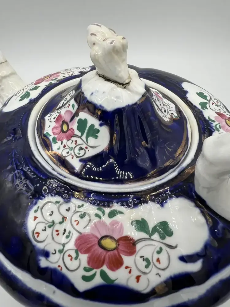 Närbild av en tekanna i porslin från Västernorrlands museums samlingar. 