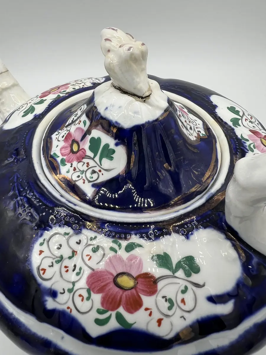 Närbild av en tekanna i porslin från Västernorrlands museums samlingar. 