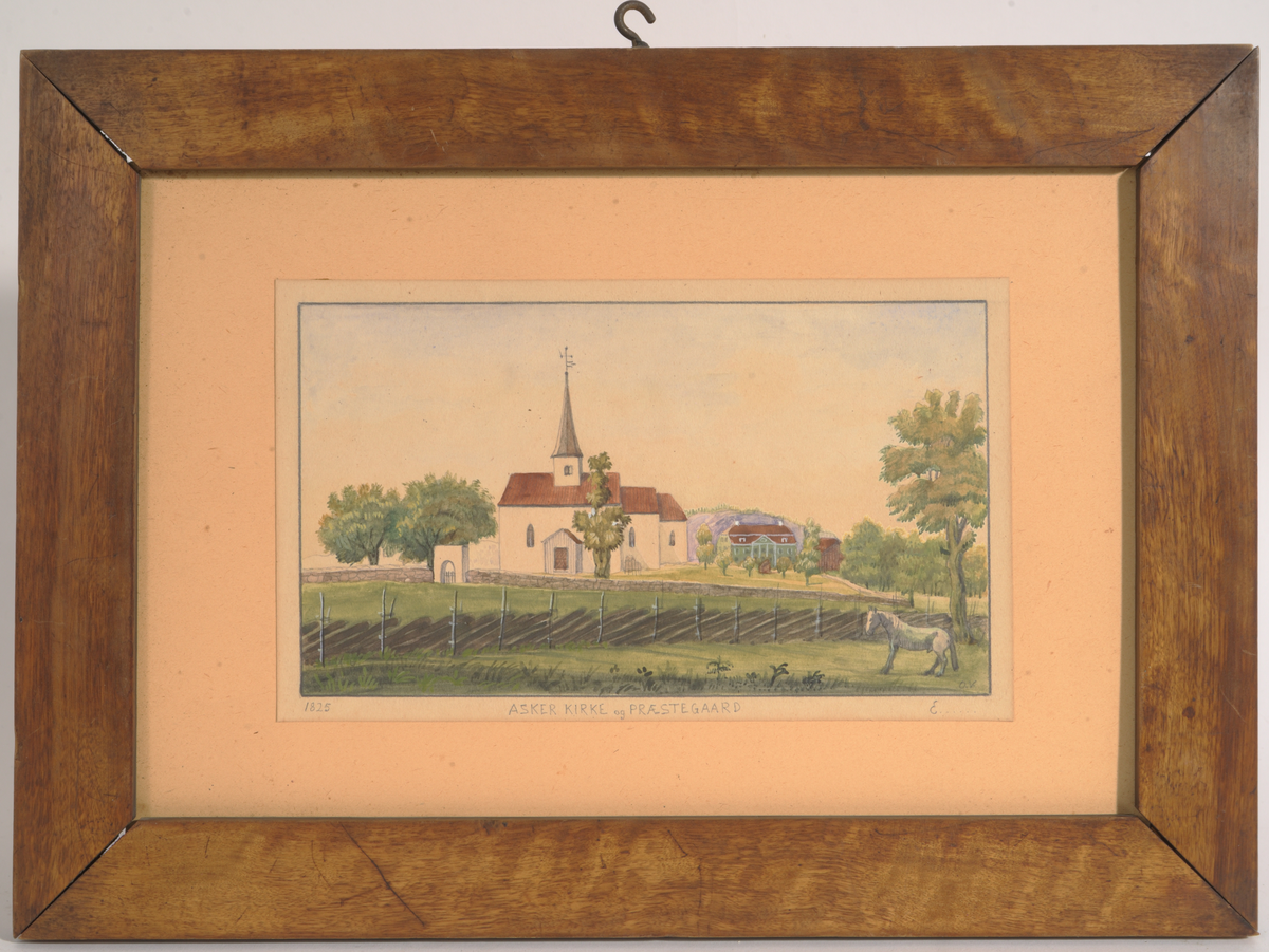Asker kirke, hvit m/ rødt tak, prestegården m/ brutt tak skigard, hest og grønne marker.
