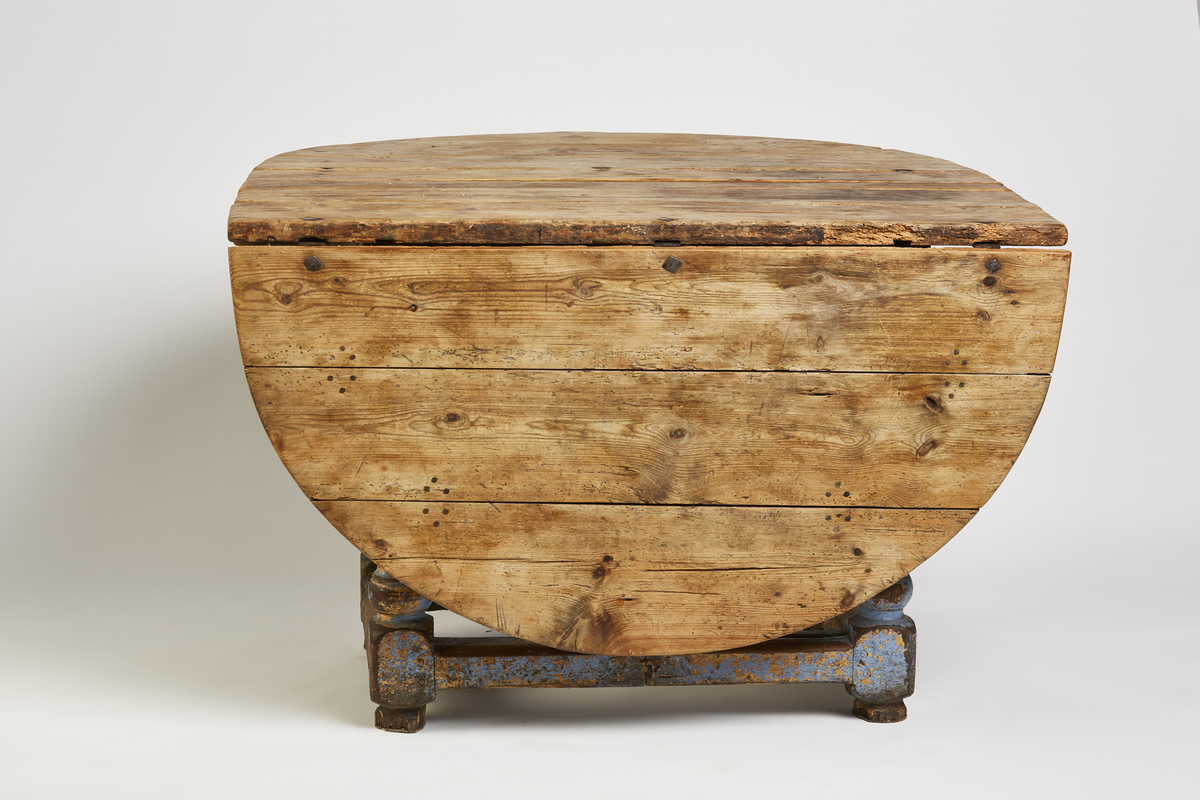 Bordets plate og 2 sideklaffer er satt sam- men av 3 bord og sammenføyet m/triangler. Klaffene er festet m/hengsler og nagler og forsterket med nye beslag. Understellet består av 4 dreide stolper, 2 er halvert og kan slåes ut som støtt under gulvet. I sargen er det en skuff.
Rektangulær b.plate m/halvsirkelformede klaffer.