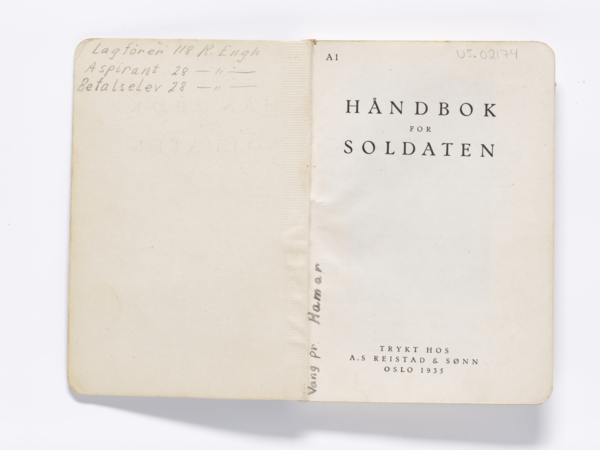 Rektangulær håndbok fra givers periode i skoleeksadronen. Håndboken er på 157 sider. Boken har blitt brukt i soldatopplæringen.