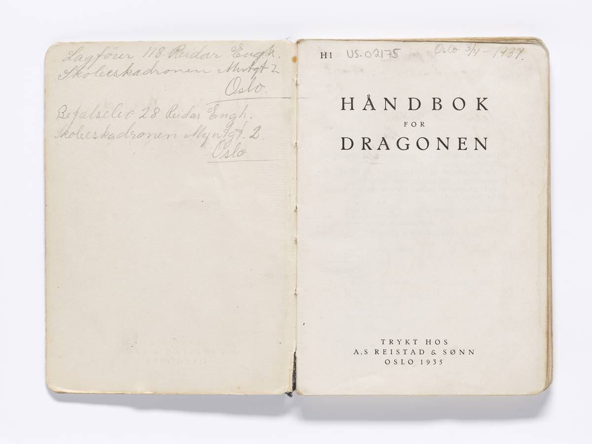 Liten rektangulær håndbok på 133 sider.