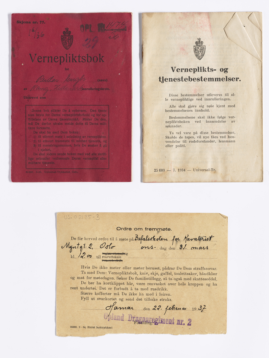 Rød heftet vernepliktsbok. I boken er det stukket inn et hefte om verneplikts- og tjenestebestemmelser, et militært tjenestebrevkort og et brev om mobilisering og oppmøte ved alminnelig mobilisering i 1940 .