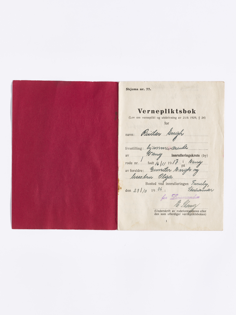 Rød heftet vernepliktsbok. I boken er det stukket inn et hefte om verneplikts- og tjenestebestemmelser, et militært tjenestebrevkort og et brev om mobilisering og oppmøte ved alminnelig mobilisering i 1940 .