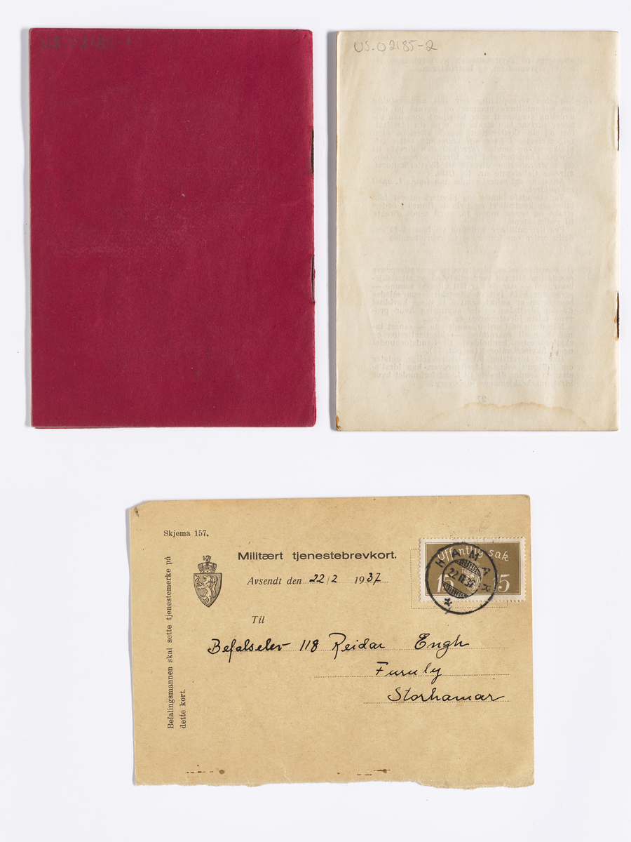 Rød heftet vernepliktsbok. I boken er det stukket inn et hefte om verneplikts- og tjenestebestemmelser, et militært tjenestebrevkort og et brev om mobilisering og oppmøte ved alminnelig mobilisering i 1940 .