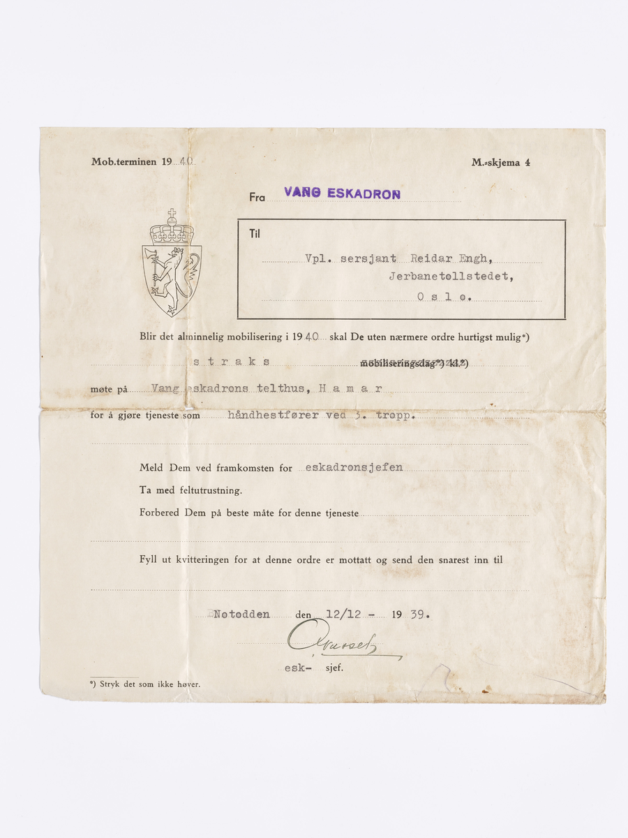 Rød heftet vernepliktsbok. I boken er det stukket inn et hefte om verneplikts- og tjenestebestemmelser, et militært tjenestebrevkort og et brev om mobilisering og oppmøte ved alminnelig mobilisering i 1940 .