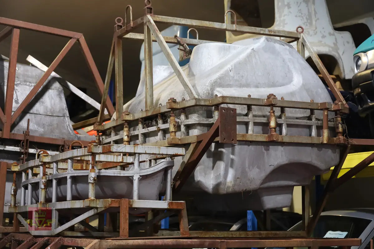 Støpeformer laget for å rotasjonsstøpe plast-karosseridelene til Norges mest produserte bil, Think generasjon 1 laget i Aurskog i Akershus fra 1999 - 2003.

Dette er fjerde generasjon av det norske Pivco-bilmeket og er derfor også med betegnelsen Piv 4.