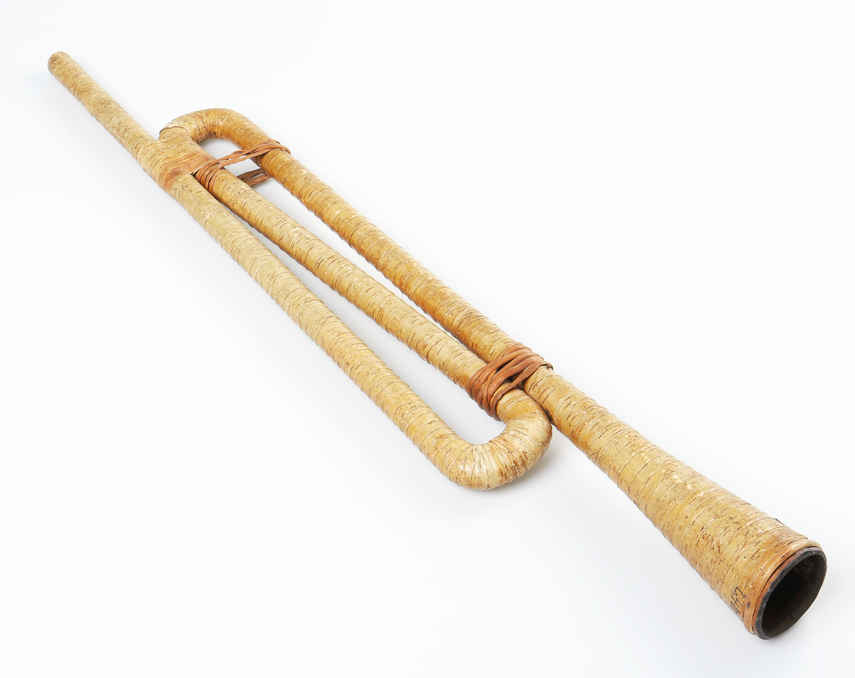 Krumlur tillverkad av trä som virats med björknäver. 

Inskrivet i huvudkatalog 1867.