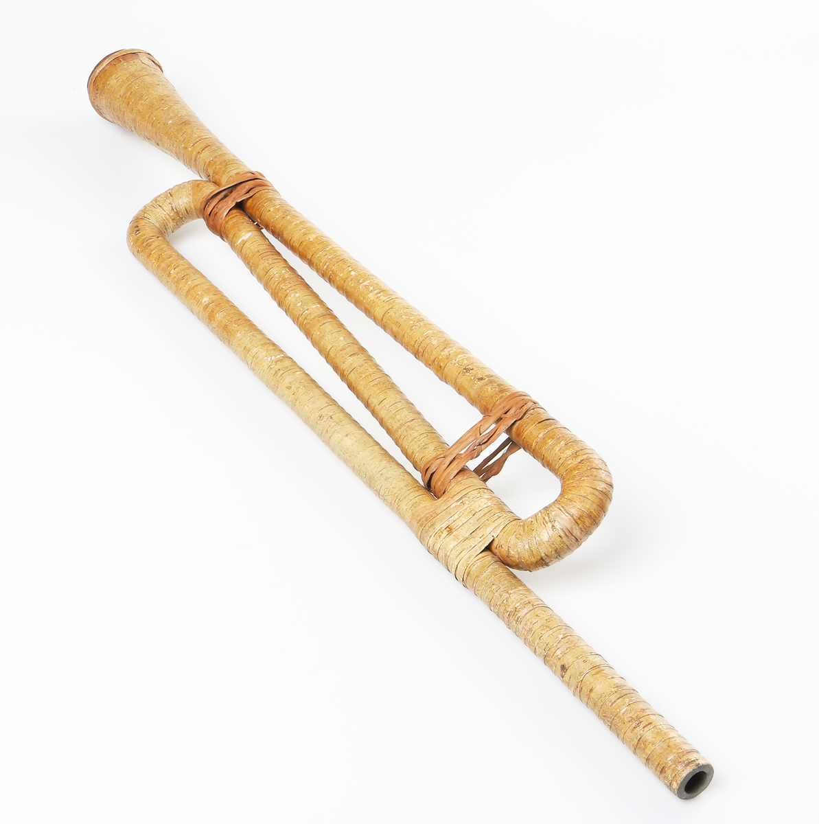 Krumlur tillverkad av trä som virats med björknäver. 

Inskrivet i huvudkatalog 1867.