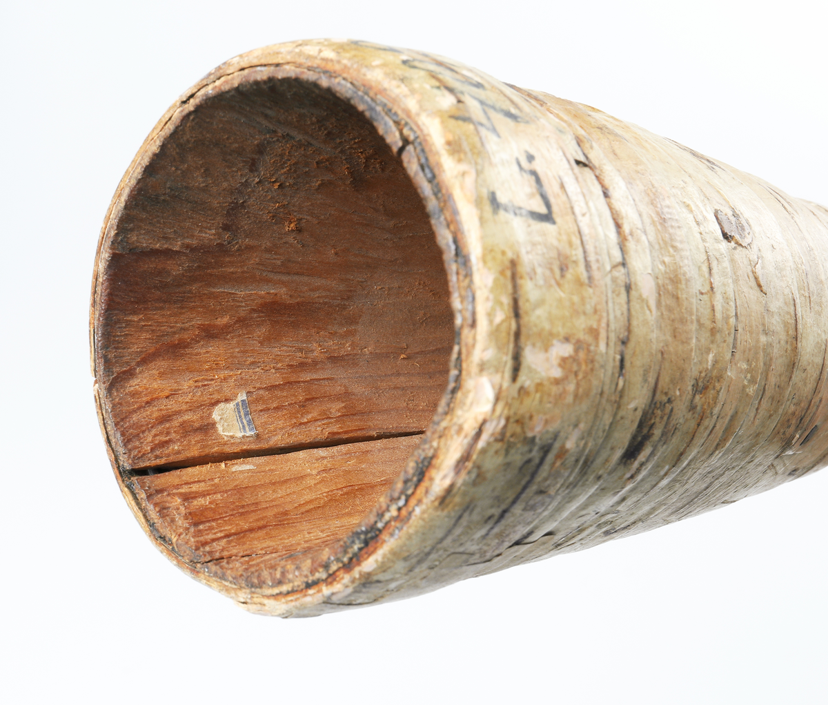 Stocklur tillverkad av trä som klätts med näver. 

Inskrivet i huvudbok 1867.