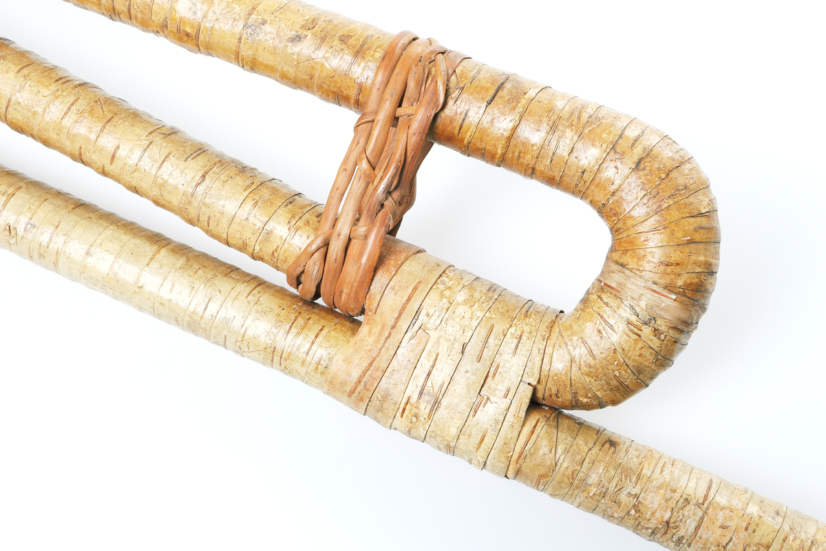 Krumlur tillverkad av trä som virats med björknäver. 

Inskrivet i huvudkatalog 1867.