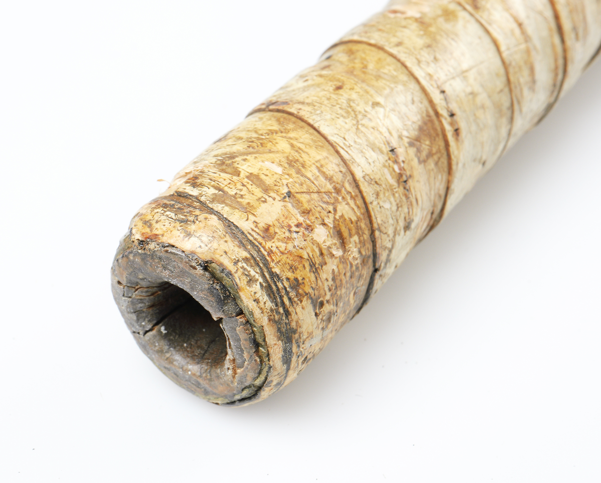 Stocklur tillverkad av trä som klätts med näver. 

Inskrivet i huvudbok 1867.