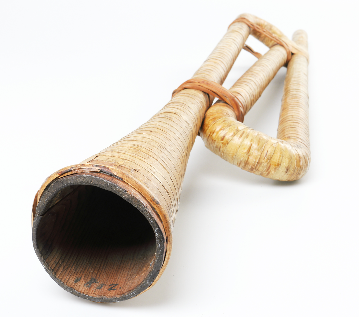 Krumlur tillverkad av trä som virats med björknäver. 

Inskrivet i huvudkatalog 1867.