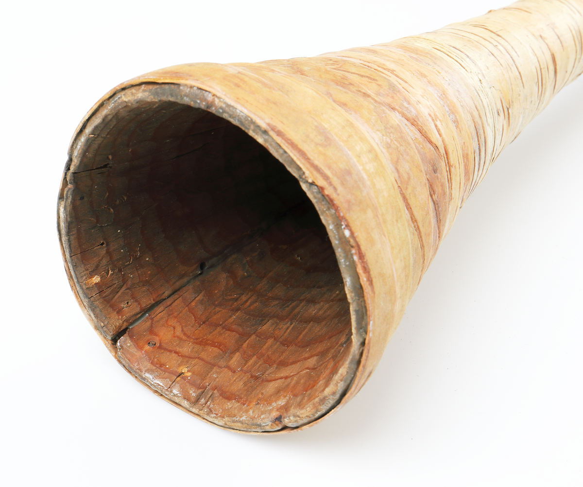 Raklur av trä lindad med näver. 

Inskrivet i huvudkatalog 1885.