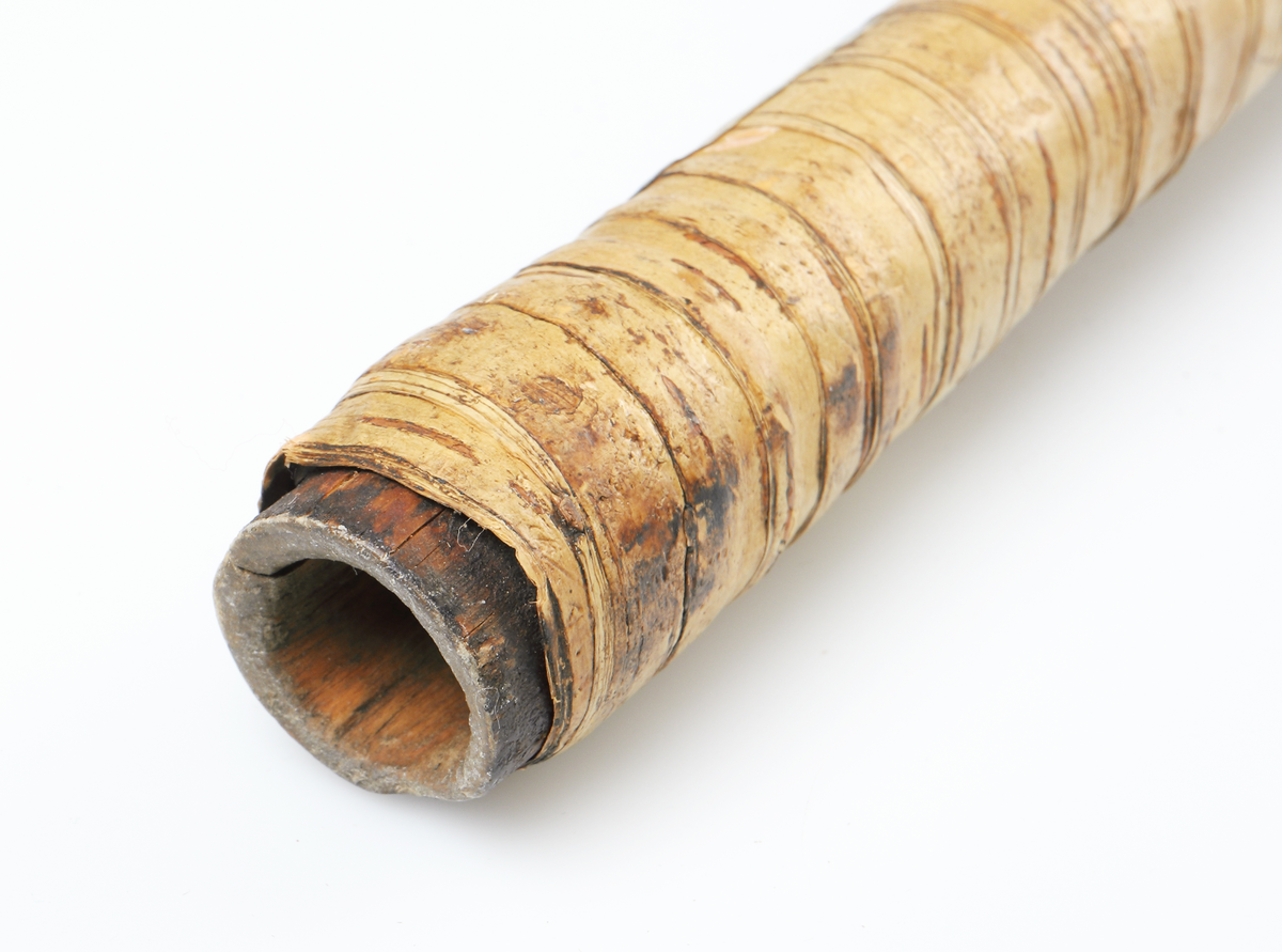 Raklur av trä lindad med näver. 

Inskrivet i huvudkatalog 1885.