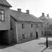 In på gården till den sedan länge rivna fastigheten Hunnebergsgatan 12 i Linköping. För orienteringen kan den ännu kvarstående gamla komminstergården i höger bildkant hjälpa. Foto 1961.