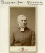 Porträtt av Jon Brogren. Kyrkoherde i Vånga och från år 1888 i Bankekind. Här porträtterad i Maria Teschs ateljé omkring år 1880.