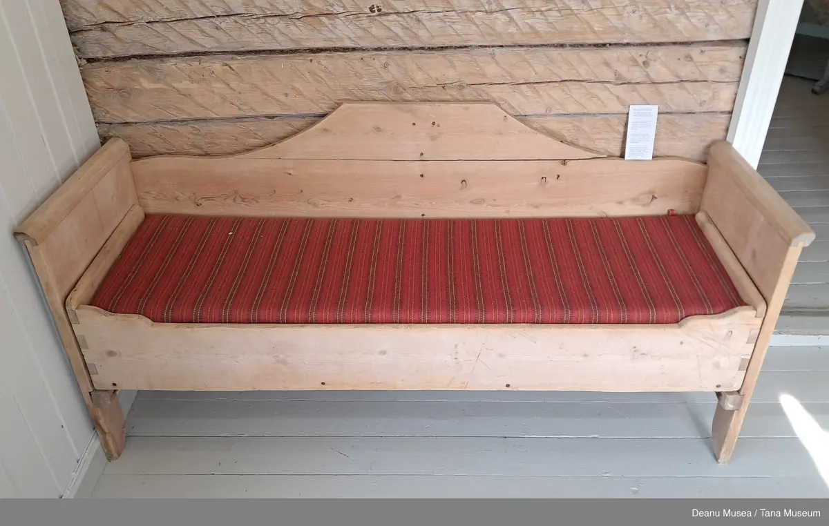 Uttrekksbenk fra Sirma gamle fjellstue i Tana. Kjøpt av Hallfred Skau i begynnelsen av 1960 tallet. Donert til Tana museum av Margita Dahlin Skau våren 2025. Trekket er restaurert med Røros stoff. 

Seanga Sirpmá boares duottarstobus maid Hallfred Skau osttii álgo 1960 logus. Skeŋkejuvvon Deanu museai Margita Dahlin Skauas giđđat 2025. Skoađas lea ođasmahtton Røros láđđiin.