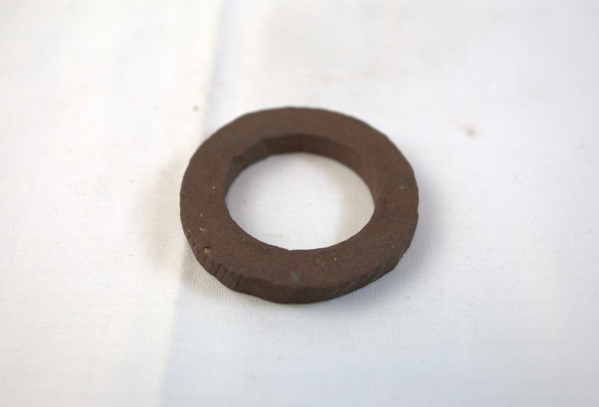 Sirkelformet gjenstand med rull i midten. 