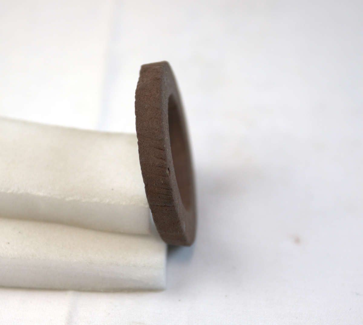 Sirkelformet gjenstand med rull i midten. 