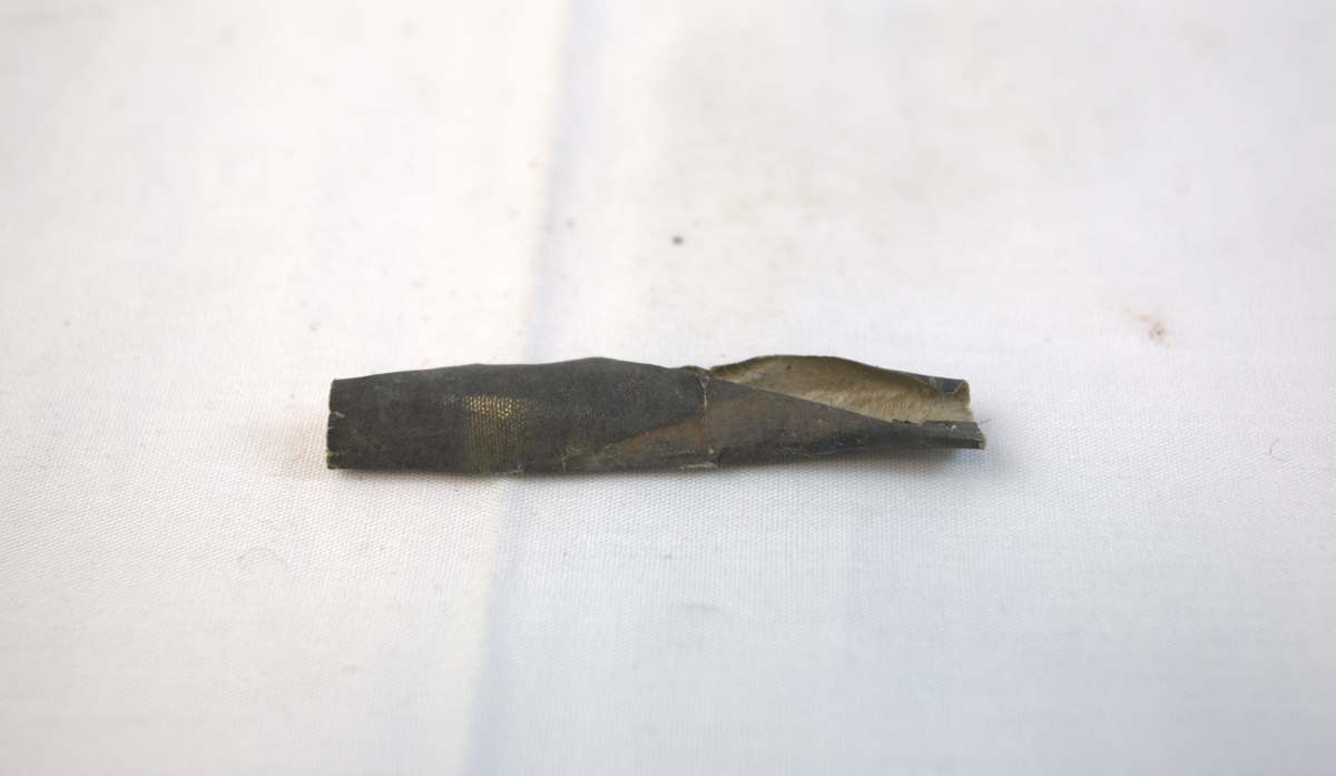 Bit av sandpapir brukt i gullsmedvirksomhet.