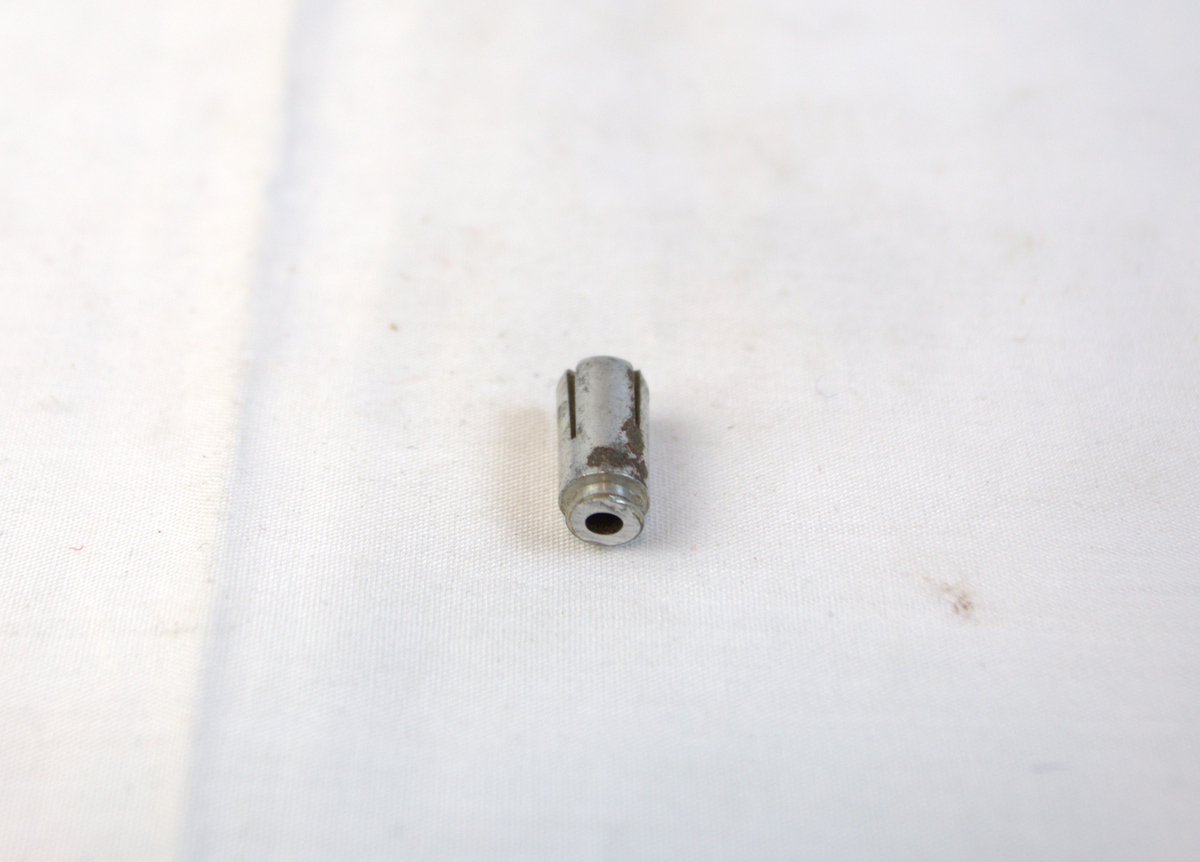 Sølvfarget lett metallgjenstand, trolig del av verktøy brukt i gullsmedvirksomhet. 