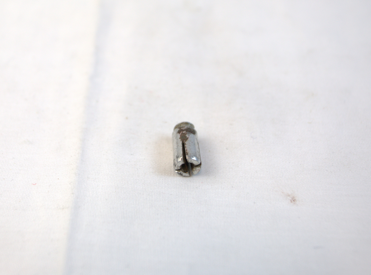 Sølvfarget lett metallgjenstand, trolig del av verktøy brukt i gullsmedvirksomhet. 