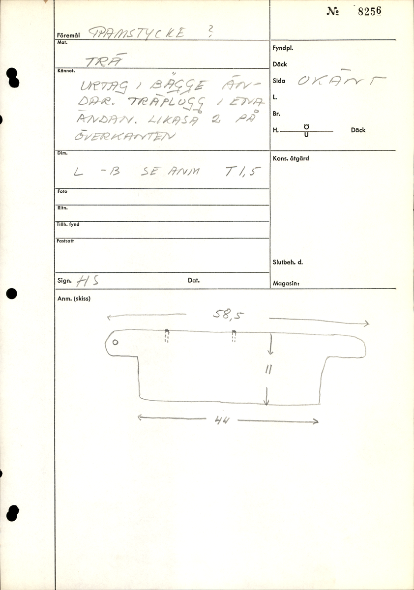 Odekorerad rektangulär bräda med mycket järn impregnering. 2 synliga spikhål, 4 kvister. 
Avbruten längs båda långkanterna. Ställen med järn/ saltskada på ena långkanten, rund spikhål, och på änden med fyndnummer. Fuktig och vittrade på alla ytor. Kraftig saltskada.
Tjock lager peg. Ett spår från konservering.