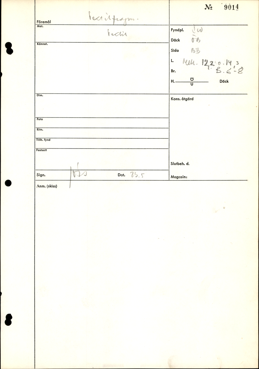 Textildokumentation 2018
Textil, fyndnumret består av mer än 50 st fragment uppdelade på 09014a-h.
Kontextgrupp ÖB20 (övriga fyndnummer i gruppen: 07732, 07762, 09228)
Relaterade fynd: Kontextgrupp ÖB17 och ÖB 18.
.
Fnr 09014a Typnr ÖB20.3:1
Sammanfattning - Ett textilfragment av ull vävt i tuskaft. Färgen är nu mörkbrun, fibrerna varierar i färg vilket tyder på att det är naturfärgad ull. Fibrerna är i vissa partier skadade på ytan och ser därför vita ut. Väven är tunn, jämn och fin och har inga spår av ytbehandling. Fragmentet har tre tillskurna kanter, två av dessa har spår av tre olika sömmar (söm 1: kvicksöm/förstygn). Formen tyder på att det är ett skört till en tröja. Andra delar: Jämför med 07726. 
.
Fnr 09014a Typnr ÖB20.4:1
Sammanfattning - Ett textilfragment av ull vävt i tuskaft. Färgen är nu mörkbrun, originalfärg okänd. I mikroskop ser tyget blåsvart ut. Väven är mycket jämn och slät. I sömsmånen på sida A finns bevarad lugg, på sida B är luggen så välbevarad att bindningen inte syns. Fragmentet har två tillskurna kanter med hål och avtryck av sömmar, även trådrester finns (söm 1: kaststygn - fälld kant, söm 2: ev förstygn - sammanfogande, söm 3: kaststygn - fälld kant). På sida B finns blåfärgad ull och silkesfibrer. 
.
Fnr 09014a Typnr ÖB20.5:1
Sammanfattning - Ett textilfragment av ull vävt i tuskaft. Väven är jämn och tät. En av kanterna är troligen tillskuren, inga sömrester finns. Tyget har inga spår av ytbehandling. På ytan finns en del bastfibrer. Relaterade fynd: Vävens struktur liknar ÖB20.4:1 men tygerna har ändå olika karaktär och detta fragment saknar lugg. 
.
Fnr 09014a Typnr ÖB20.6:1
Sammanfattning - Ett textilfragment av ull vävt i tuskaft. Färgen är nu brun, originalfärg är okänd men möjligen naturfärgad, fibrerna är mycket släta och varierar i färg från brun till nästan svart. Fragmentet är litet och mycket skadat, endast några få bindepunkter återstår vilket försvårar mätningar. 
.
Fnr 09014a Typnr ÖB20.7:1
Sammanfattning - Ett textilfragment av  ull vävt i tuskaft. Färgen är svartbrun, originalfärg okänd men möjligen naturfärgad då fibrernas färg varierar. Inga tydliga spår av ytbehandling. Väven är jämn men garnet är hårt spunnet vilket ger tyget en kypertkaraktär (falsk kypert). Fragmentet har inga tillskurna kanter eller sömmar. På ytan finns enstaka vita silkesfibrer.
.
Fnr 09014a Typnr ÖB20.8:1
Sammanfattning - Ett textilfragment av ull. Fragmentet är mycket litet och dåligt bevarat så bindningen är svår att avgöra, troligen 2/2 kypert. Färgen är svart, möjligen naturfärgad ull då fibrerna varierar något i färg. Tyget har ingen synlig ytbehandling. Garnet är hårt spunnet vilket ger tyget en speciell karaktär. 
.
Fnr 09014b Typnr ÖB17.1:8-11
Sammanfattning - Fyra textilfragment av ull vävt i tuskaft. Färgen är mörkbrun, originalfärg okänd men den bruna tonen slår mot röd. Tre av fragmenten har tillskurna kanter och spår av sömmar. Andra delar, som troligen kommer från samma tröja, är fnr 03261a och d, 09014h samt 09228a. 
Fragment ÖB17.1:9 - Fragmentet har två tillskurna kanter varav den ena har spår av en söm. Fragmentet är troligen sidostycket till en tröja. Den tillskurna kanten har då varit monterad mot tröjans bakstycke och bör ha hört samman med fyndnummer 03261d, vilket är ett bakstycke till en tröja.
Fragment ÖB17.1:10 - Fragmentet är mycket skadat men är troligen av typen ÖB17.1. Formen är densamma som för del av fragment ÖB17.1:9 och kan därför vara en dubblering av detsamma, alternativt det motstående sidostycket.
.
Fnr 09014c Typnr ÖB20.9:1-19
Sammanfattning - Nitton textilfragment av ull vävt i tuskaft. Färgen är brun, originalfärg okänd. Sida B har en kort tät lugg som döljer bindningen. På sida A finns ingen lugg och bindningen är synlig. Fjorton av fragmenten har tillskurna kanter och sömmar. Tre av fragmenten har sydda knapphål. Flera fragment är dräktdelar, till exempel finns en fragmentarisk krage. På ytan på flertalet fragment finns fibrer i flera klara färger, till exempel rosa, röd och blå. Vita fibrer finns i stor mängd, kan vara recenta.

Fragment ÖB20.9:1 - Fragmentet har flera tillskurna kanter med avtryck och hål efter olika typer av sömmar (söm 1: ev. sammanfogande, söm 2: kaststygn - fåll, söm 3: kaststygn - sammanfogande, söm 4: kaststygn - sammanfogande, söm 5: osäkert, söm 6: osäkert), trådrester finns. Kanterna och sömmarnas karaktär gör att sida A bedöms vara plaggets rätsida/utsida. Några hål som ej är stygnhål men kan vara original finns. I fragmentet sitter fast två stycken silkestrådar (söm 7: silkestråd med knut, fäst i tyget, söm 8:  silkestråd med ögla, fäst i tyget). Det är samma typ av tråd som knapphålen på fragment ÖB20.9:2 är sydda med. På sida A finns ett område med extra mycket korrosion och även en långsmal vitaktig avlagring.

Fragment ÖB20.9:2 - Fragmentet har inga bevarade tillskurna kanter, dock finns en någorlunda välbevarad rad med knapphål. Samtliga knapphål är trasiga i ena sidan så deras ursprungliga storlek går ej att avgöra. Knapphålen är sydda med knapphålsstygn i silkestråd och sitter med 13-15 mm mellanrum (c/c mått). Det tvärställda tränsen består av ca 10 stygn och syns ej på sida B, tränsens knutar sitter vända från knapphålet. På sida B anas rester av bastfiber under knapphålsstygnen, troligen från en dubblering av tyget eller ett foder. 

Fragment ÖB20.9:3 - Fragmentet har fyra stycken knapphål, varav ett är helt. Knapphålen är skurna på skrådden. Eventuellt finns spår av en söm längs en del av kanten. Knapphålsstygn och trådrester är mycket fragmentariska.

Fragment ÖB20.9:4 - Fragmentet har tre stycken knapphål.  Knapphålen är sydda med knapphålsstygn i silkestråd. Knapphålens längd är 19-20 mm och de sitter med 18-22 mm mellanrum (c/c mått). Eventuellt är fragmentets ena kant en sömsmån, kan ha varit monterad mellan andra tyglager (kanten har avvikande färg). Under knapphålsstygnen på sida B finns rester av annat material, eventuellt bastfiber. Bastfibrer finns också utspridda över ytan på sida B, kan vara rester av en dubblering till tyget eller ett foder, se fragment 9:2. På sida A finns avlagringar och korrosion. 

Fragment ÖB20.9:5 - Fragmentet har bristningar i tyget som ser ut som knapphål, dock finns inga rester av stygnhål eller tråd. Fragmentets ena kant är troligen en sömsmån, kan ha varit monterad mellan andra tyglager (kanten har avvikande färg). Enstaka spår av söm och tråd finns längs kanten (söm 1), dessa är mycket otydliga. På fragmentets andra (mycket trasiga) kant finns ett mycket tydligt stygnhål. Fragment 9:4 och 9:5 ser ut att kunna höra ihop, dock går trådsystemen åt olika håll så det är inte fallet.

Fragment 9:6-9 - Till det stora fragmentet 9:6 hör det lilla lösa fragmentet 9:7. I fragment 9:6 sitter två fragment fastsydda, 9:8 och 9:9. De sammansydda fragmenten har tre tillskurna kanter och spår av minst fem sömmar (söm 1: kaststygn, söm 2: förstygn el. liknande - sammanfogande, söm 3: kaststygn, söm 4: sammanfogande, fäster ihop 9:6 med 9:8 och 9:9, söm 5: två stygnhål), trådrester finns. Det är troligt att 9:8 och 9:9 är delar av samma tillskurna bit, och att den utgjort en dubblering till 9:6 (inklusive 9:7). Den tillskurna formen ser ut att vara en krage. Fragmentet skulle då vara en halv krage, bevarad från framkant till nästan mitt bak. På sida A finns en beläggning på delar av ytan. På sida B finns en mängd fibrer i klara färger: blå, vit, rosa, tegelröd, orange, karminröd, grön, mörkgul och grå. fibrerna ligger ytligt med nästan samtliga sitter delvis fast i tygets lugg eller har en eller båda ändar nere i vävens bindning. Fibrerna bör därför vara ursprungliga. Sida A har en mindre mängd av nämnda fibrer, mest förekommande på ytan av fragment 9:8 och 9:9.

Fragment ÖB20.9:10 - Fragmentet har två tillskurna kanter. Dessa är invikta mot sida B som en 6-7 mm bred fåll som är fastsydd med kaststygn, trådrester finns (söm 1 och 2). Fragmentet kan vara ett skört till en tröja. På båda sidors yta finns fibrer i klara färger: grå, ljusblå, orange, orangebrun, vitgul, blå svart, vit, röd, korallröd och rosa.

Fragment ÖB20.9:11 - Fragmentet har tre tillskurna kanter med sömmar. Två av kanterna är invikta och fastsydda mot sida B, som fållar (söm1: kaststygn - fåll, söm 2: kaststygn - fåll). Stygnen går ej igenom till sida A men sömmen syns som bucklor i fragmentets yta. Söm 3 längs den tredje kanten har troligen varit en sammanfogande söm sydd med kaststygn. Stygn och trådrester finns bevarade från samtliga sömmar. Under fållen vid söm 1 finns ett litet fragment av en annan textiltyp. Troligen ursprungligen en dubblering eller liknande. Fragmentet är ca 10x5 mm stort och har fått typnummer ÖB20.16:1. På ytan på sida B finns enstaka bastfibrer.

Fragment ÖB20.9:12 - Fragmentet har två tillskurna kanter med sömmar (söm 1: ev kaststygn, söm 2: osäker). Vid söm 2 är sömsmånen vikt mot sida B. Vid söm 1 är kanten inte vikt. Fragmentet har samma form som ÖB20.9:6, "kragen".

Fragment ÖB20.9:13 - Fragmentet har två tillskurna kanter med sömmar (söm1: sammanfogande, söm 2: osäkert). De två övriga kanterna är eventuellt också de tillskurna men spår av eventuella sömmar är för otydliga. Enstaka fibrer med klara färger (rosa, blå, vit) finns på båda sidor, fler på sida B. Vid söm 2 finns på ett ställe en fiberknippa som kommer upp ur vävens bindning, kan vara rester av en tråd och är eventuellt halsplat silke. 

Fragment ÖB20.9:14 - Fragmentet har en tillskuren kant med söm (söm1: ev sammanfogande). I stygnhålen finns rester av tråd.
.
Fnr 09014c Typnr ÖB20.10:1
Sammanfattning - Ett textilfragment av ull vävt i tuskaft. Färgen är brun, originalfärg okänd. Sida B har en kort och tät lugg, bindningen syns bara på sida A. Längs ena kanten finns tre stycken tydliga hål. Hålen är gjorda med ett verktyg som skär av fibrerna snarare än tränger undan dem.
.
Fnr 09014c Typnr ÖB20.16:1
Sammanfattning - Fragmentet är mycket litet och sitter inuti den invikta fållen på fragment 09014c ÖB20.9:11, det sticker bara fram någon millimeter. Fragmentet är mycket skört. Bevarandegrad och storlek gör mätningar svåra. Det är olika garn i trs 1 och trs 2. Sida B är täckt av en lugg, på sida A syns bindningen, om än fragmentariskt.
.
Fnr 09014d Typnr ÖB18.16:2-8
Ej dokumenterad
.
Fnr 09014d Typnr ÖB20.11:1-2
Ej dokumenterad
.
Fnr 09014e Typnr ÖB20.12:1-4
Sammanfattning - Fyra textilfragment av ull vävt i tuskaft. Färgen är brun med inslag av täckhårsfibrer i en mörkare brun färg, originalfärg okänd. Fragmenten är mycket fragmentariska med trs 1 bättre bevarat än trs 2. Enbart på en del av fragment ÖB20.12:1 finns trs 2 samt bindningen bevarad. Utspridda över tygets yta finns grova bastfibrer samt korrosionsfläckar. 
.
Fnr 09014f Typnr ÖB20.13:1
Sammanfattning - Ett textilfragment av ull vävt tuskaft. Färgen är mörkbrun, fibrerna varierar mellan ljus och mörk brun. Originalfärg okänd, möjligen naturfärgad ull. Garnet är hårt spunnet vilket ger väven en särskild karaktär, sida A har en mer strukturerad ytan än sida B. Fragmentet har inga tillskurna kanter. På sida A finns enstaka röda och gulgröna silkesfibrer, samt bastfibrer. På sida B finns enstaka blå, vita och rosa silkesfibrer.
.
Fnr 09014g Typnr ÖB20.14:1-3
Sammanfattning - Tre textilfragment av ull och bastfiber vävt i tuskaft. Färgen är beige för bastfibern (trs 1) och svartblå för ullen (trs 2). Trs 2 är mycker grövre än trs 1. Trs 1 är nästan helt försvunnet. Två av fragmenten har tillskurna kanter och ett har spår av en sömsmån. På ytan av fragmenten finns en stor mängd bastfiber samt en vit/rosa tuss med silke. På fragment 14:2 finns några intensivt blå ullfibrer.
.
Fnr 09014h Typnr ÖB17.1:12-13
Sammanfattning - Två textilfragment av ull vävt i tuskaft. Färgen är brun, originalfärg okänd. Det större fragmentet är tillskuret och har spår av sömmar. Fragmentet är en ensömsärm med sömmen placerad mitt bak på ärmen. På ytan finns stora rostfläckar. Andra delar: Hör troligen (trots färgskillnad) till skelettet Beatas tröja, se fnr 03261a-d, 09228a, 09014b och h.