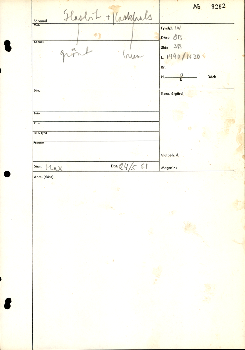 En flaskhals samt en glasskärva.  Flaskhalsen är brunfärgad. Vid flaskmynning ligger glassträngen omlott. Glasbiten är grönfärgad. Troligtvis rör det sig om skärva från flaskans buk. Flaskhalsen och glasskärvan härrör från två olika flaskor.

09262a: Finish has laid-on ring, common on bottles before 1850s (https://sha.org/bottle/finishes.htm), finish also has possible mold line, possibly intrusive artifact. Glass is olive color.
09262b: Glass is dark green.