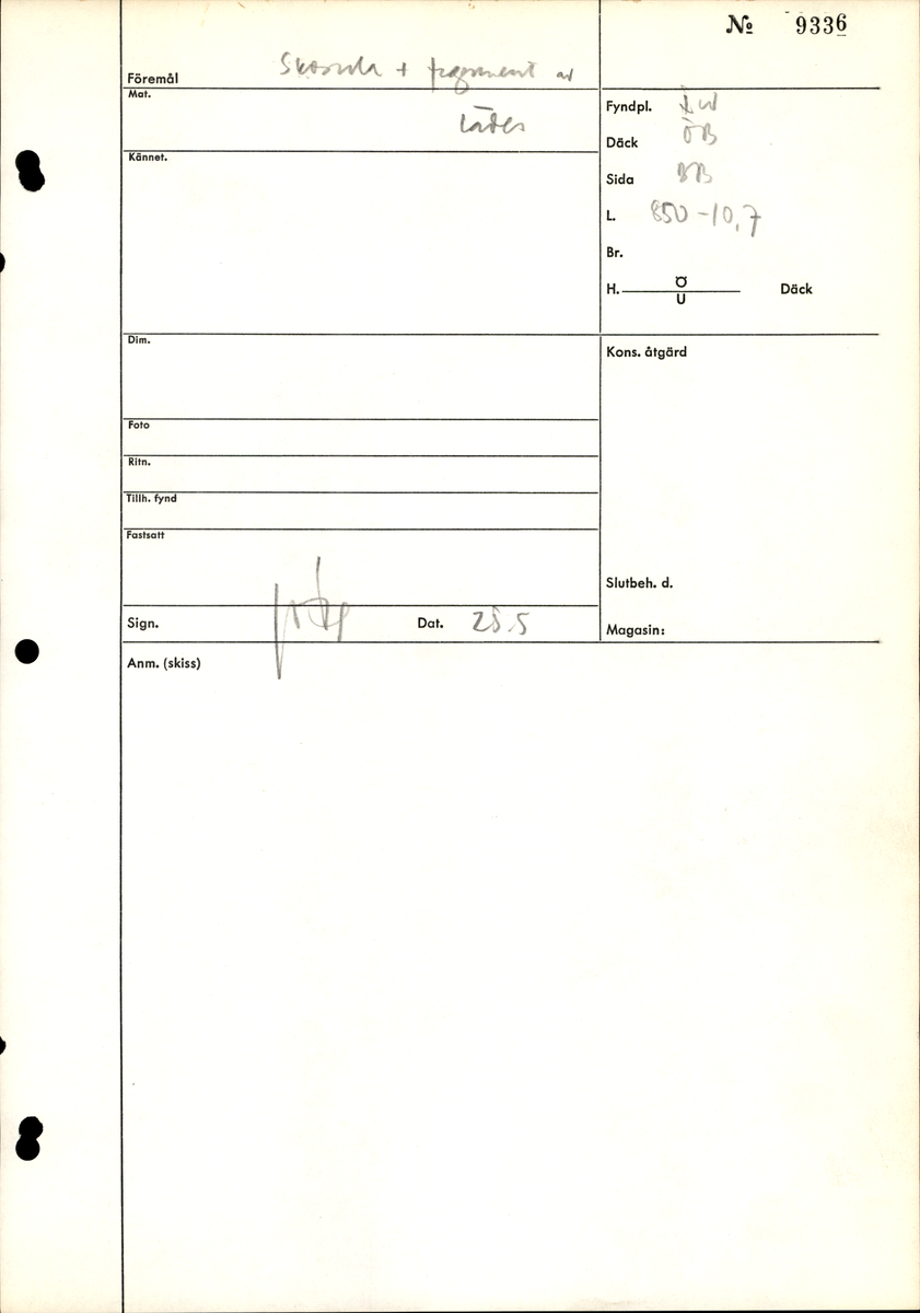 Fyra delar från sko: en sula, ett sidostycke med slejf samt två ospecificerade fragment.

En ritsad linje löper strax innanför sulans ytterkant. På sulans köttsida finns kvarsittande tråd. I änden på sidostyckets slejf syns ett runt hål med en nedskärning. På sidostycket syns kvarsittande tråd. Lädret är kraftigt.